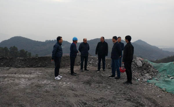 集團(tuán)公司黨委副書(shū)記、總經(jīng)理龔華東到矸石項(xiàng)目部視察 